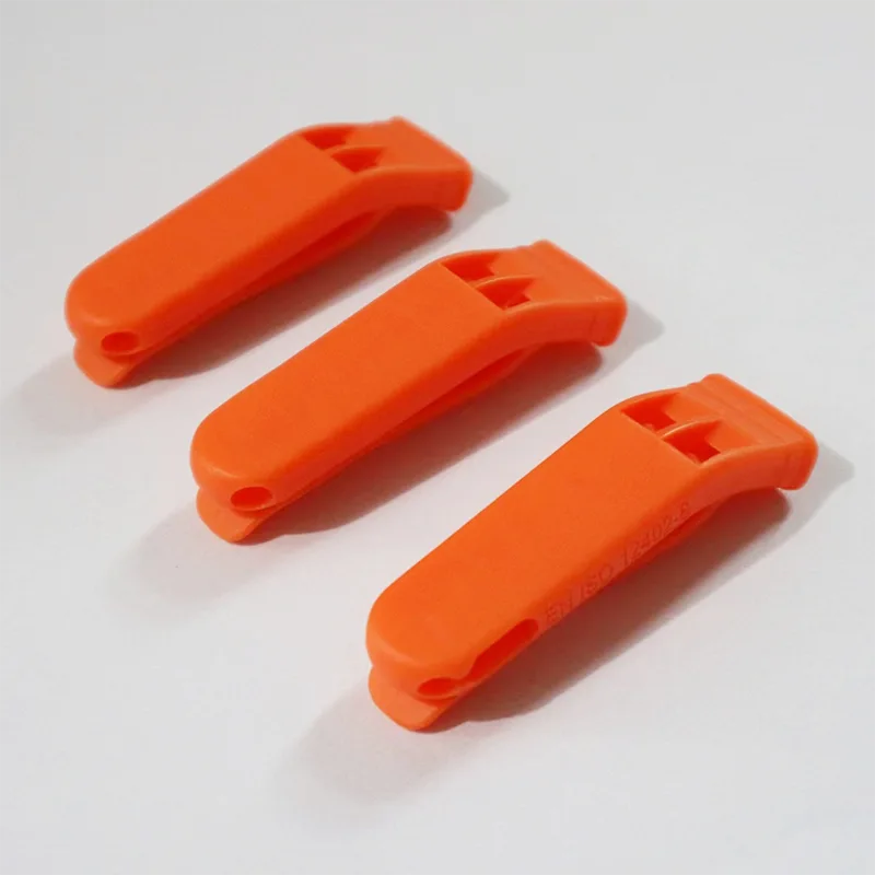 De que são feitos os apitos de plástico?